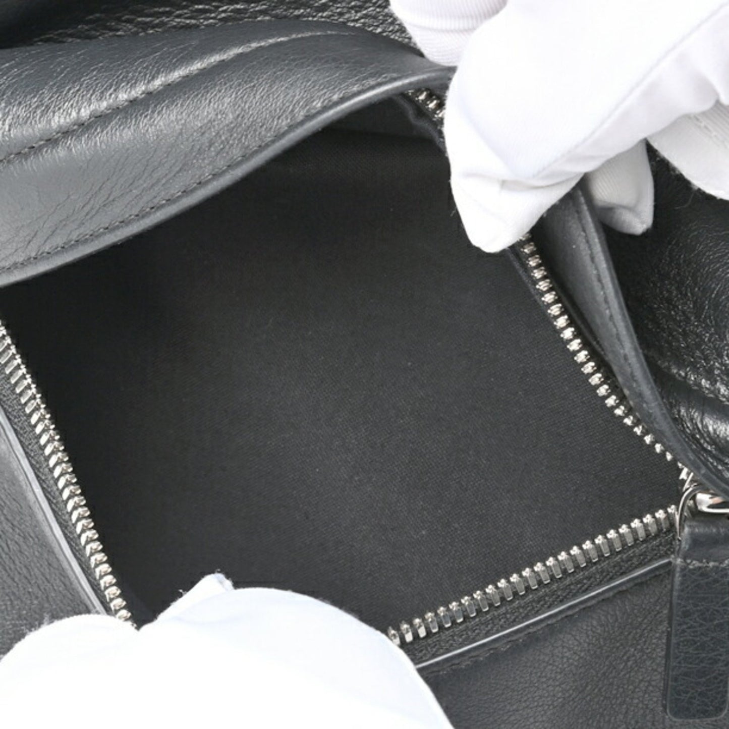 Balenciaga Unisex Sophisticated Everyday Calfskin Bag in Black