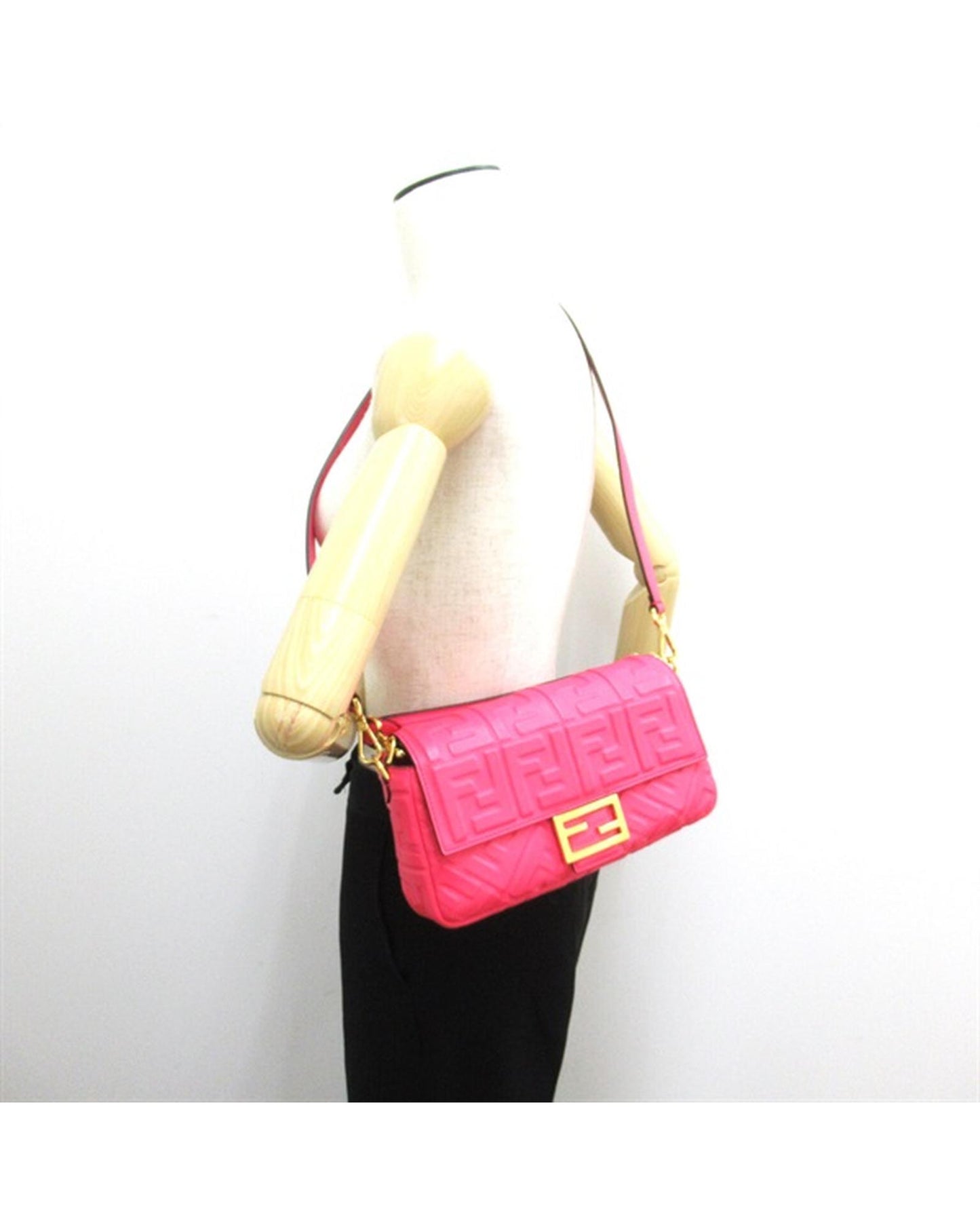 Fendi Women's Logo-Embossed Leather Baguette Bag in SA Condition in Pink