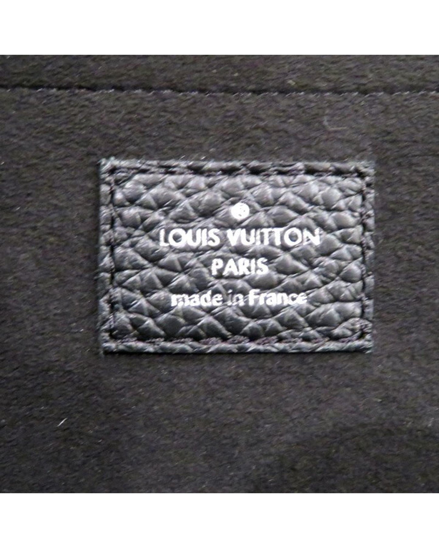 Louis Vuitton Women's Black Taiga Pochette Jour GM Bag in Excellent Condition in Black