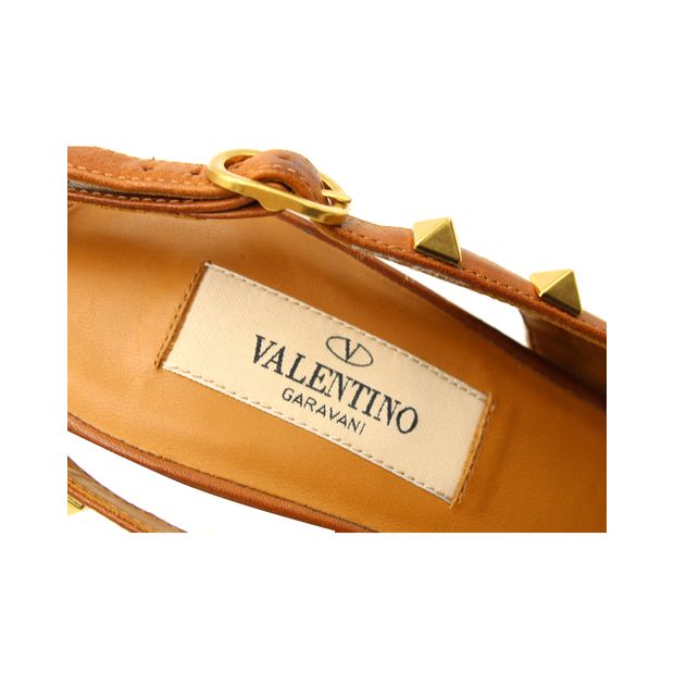 Valentino Garavani Rockstud Leather Trimmed Slingback Heels in Beige Raffia