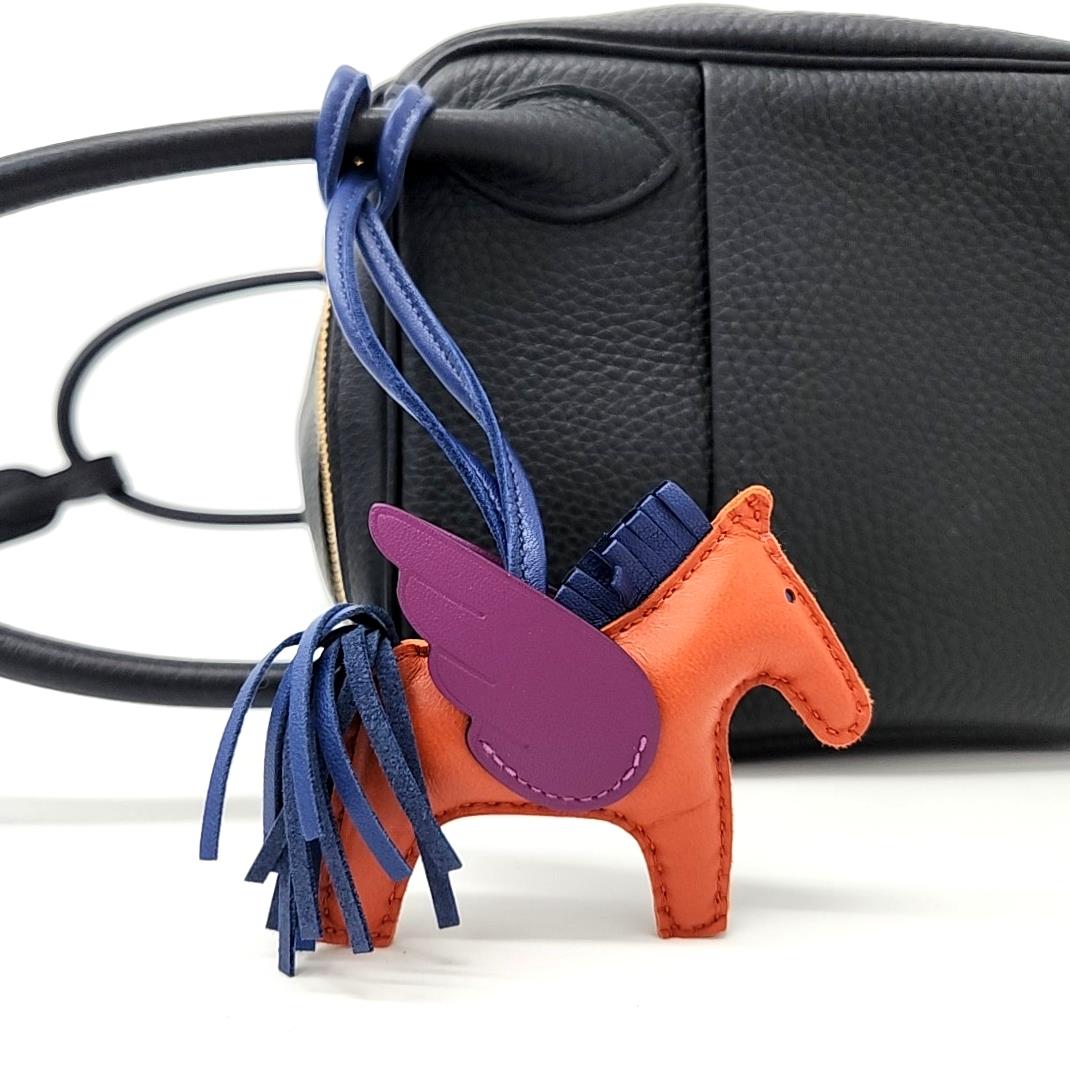 Hermès 
 Lindy 30 (B) + Pegasus Rodeo Bag Charm Small (B)