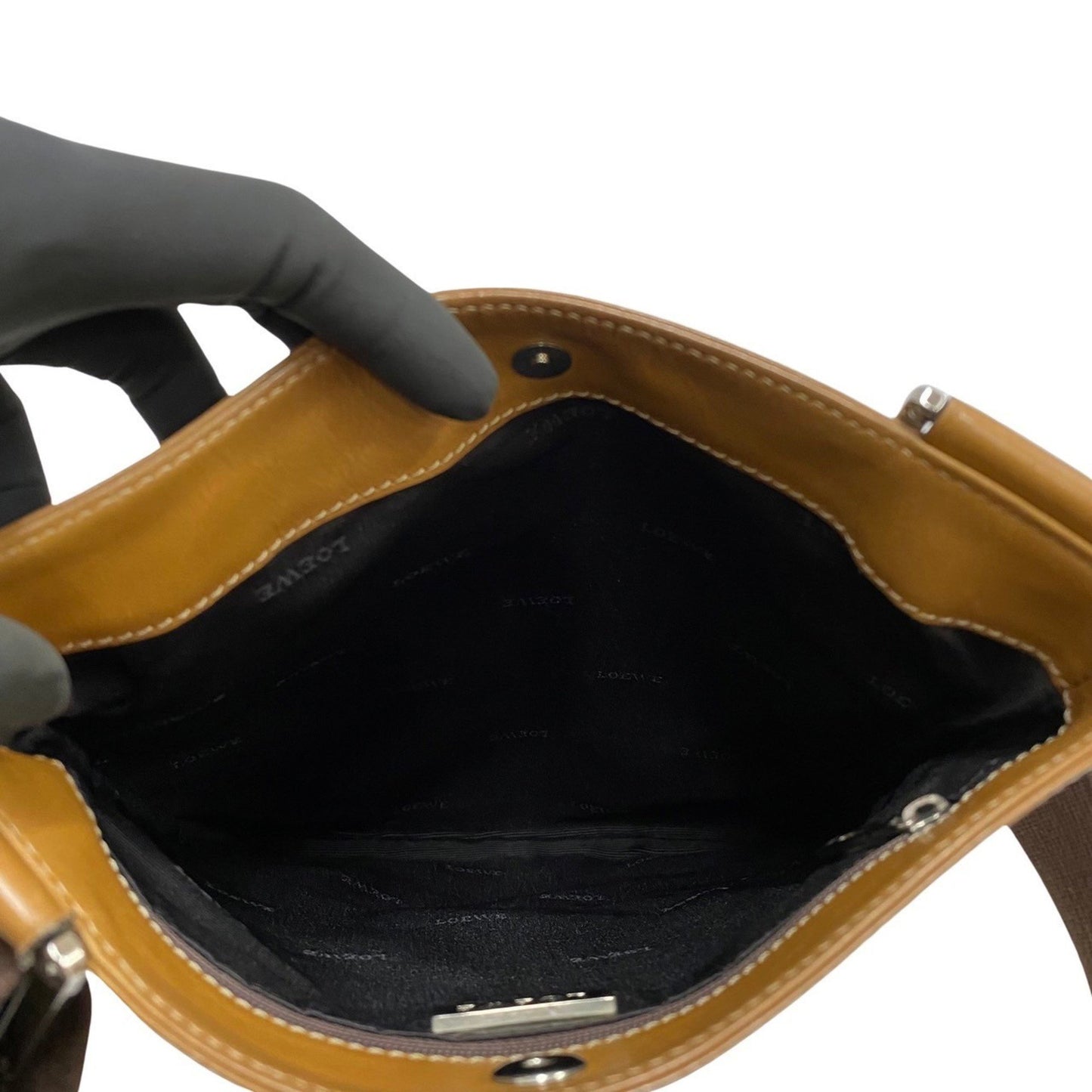 Loewe Women's Sophisticated Beige Leather Shoulder Bag in Beige