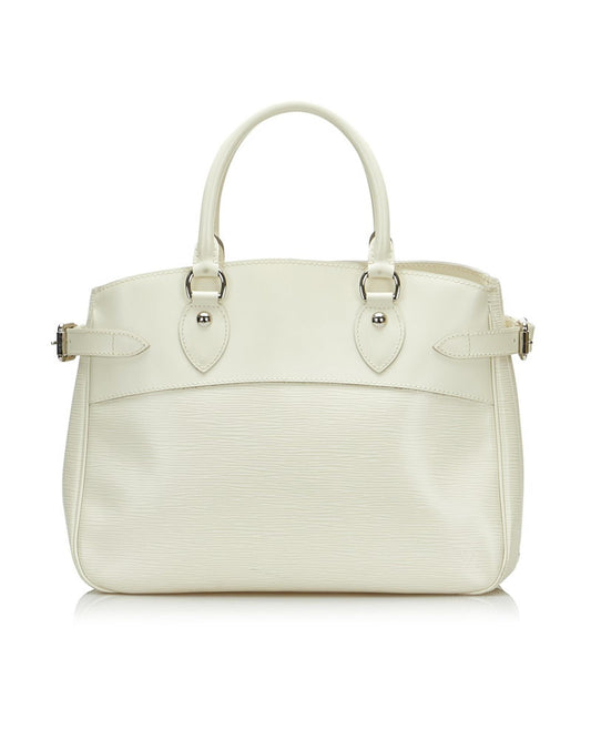 Louis Vuitton Women's White Epi Passy PM Bag in Excellent Condition in White