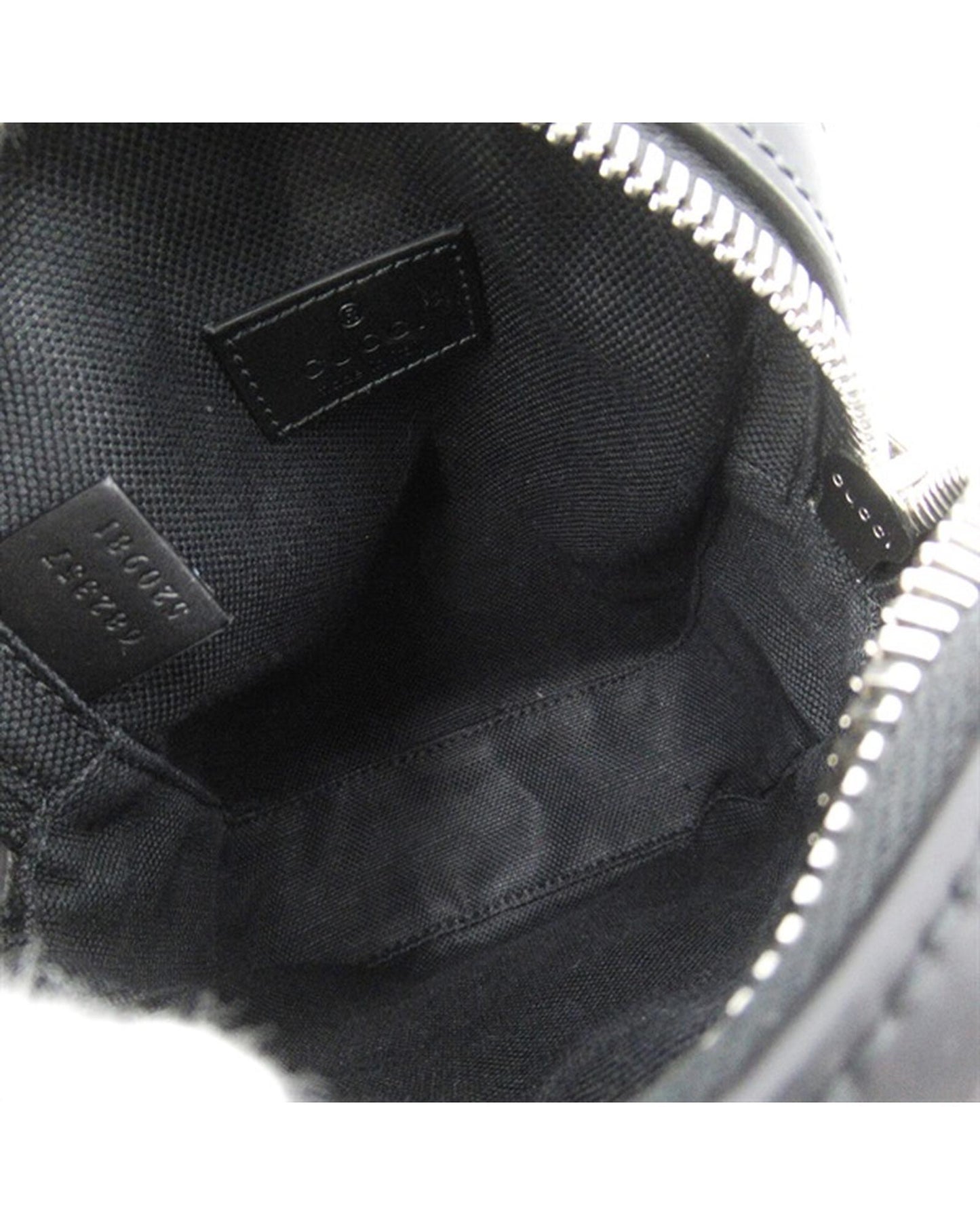Gucci Women's Black Supreme Messenger Bag in Excellent Condition in Black
