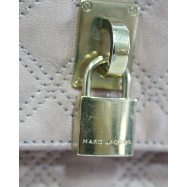 CONTEMPORARY DESIGNER Pink Wallet With Padlock Details